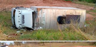 Caminhão-baú tomba após colisão com carreta na Rodovia Euclides da Cunha