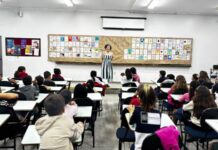 Janaína Tokitaka: escritora homenageada do Fliv leva literatura e conversa com alunos da rede municipal de ensino
