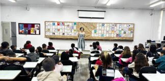 Janaína Tokitaka: escritora homenageada do Fliv leva literatura e conversa com alunos da rede municipal de ensino