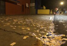 TRE-SP alerta que derramamento de santinho é crime eleitoral e lembra caso de morte; multa pode chegar a R$ 8 mil