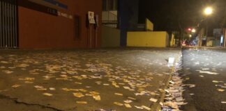 TRE-SP alerta que derramamento de santinho é crime eleitoral e lembra caso de morte; multa pode chegar a R$ 8 mil
