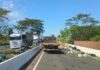 Acidente com caminhão espalha frutas pela Rodovia Euclides da Cunha em Santa Fé do Sul