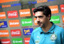 Abel Ferreira é denunciado no STJD por chutar microfone em Mirassol x Palmeiras