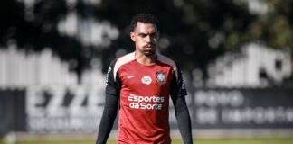 Matheuzinho sai em defesa de Diniz no Corinthians: “Estamos fechados com ele”