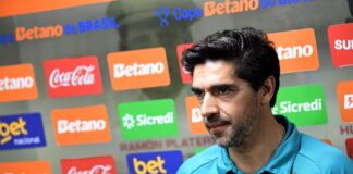 Abel Ferreira é denunciado no STJD por chutar microfone em Mirassol x Palmeiras