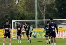 Ancelotti faz sete mudanças e coloca Raphinha como centroavante