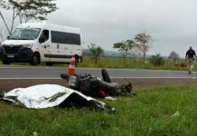 Motociclista morre após bater em caminhão-tanque na BR-153