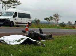 Motociclista morre após bater em caminhão-tanque na BR-153