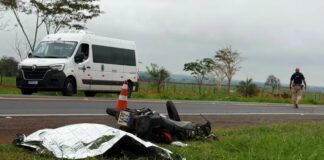 Motociclista morre após bater em caminhão-tanque na BR-153