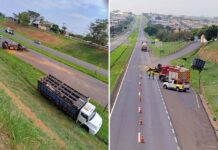 Caminhão carregado com laranjas tomba após colisão na Rodovia Euclides da Cunha