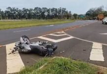 Motociclista morre após colisão com caminhão e caso pode ter ligação com disparos de arma de fogo em Pereira Barreto