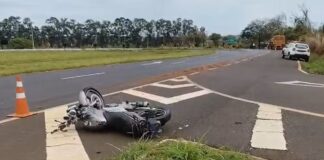 Motociclista morre após colisão com caminhão e caso pode ter ligação com disparos de arma de fogo em Pereira Barreto