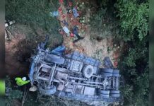 Caminhão carregado com melancias cai de ponte na BR-153