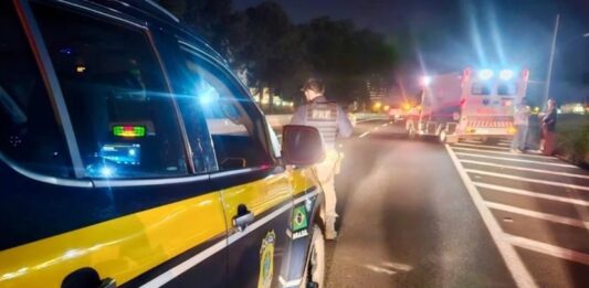 Motociclista morre após ser atingido por carreta na BR-153 em Rio Preto