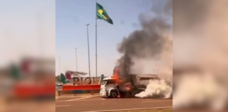 Caminhão pega fogo no trevo de Riolândia