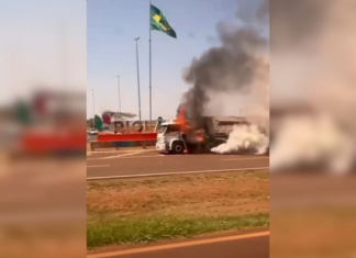 Caminhão pega fogo no trevo de Riolândia
