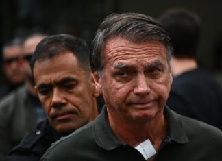 Moraes manda Exército destruir armas de Bolsonaro, mas mantém pistola apreendida em blitz
