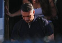 Flávio Bolsonaro chega aos EUA, contesta resultado das eleições e se declara “verdadeiro presidente eleito”
