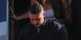 Flávio Bolsonaro chega aos EUA, contesta resultado das eleições e se declara “verdadeiro presidente eleito”