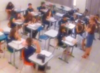 Professora é afastada após falas políticas e comentários discriminatórios em sala de aula